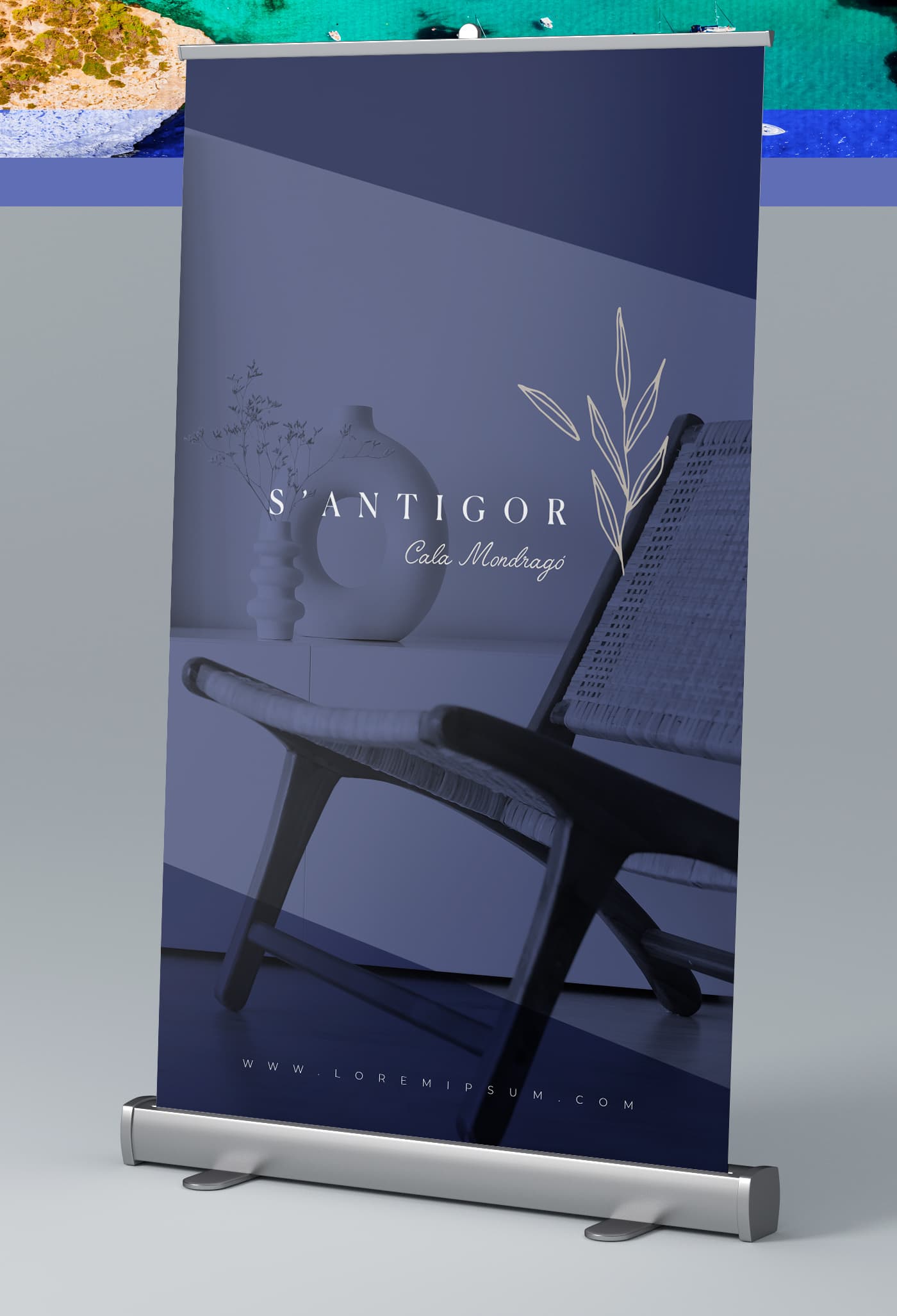 Roll-up publicitario con el logotipo sobre una fotografía de interior en tonos azules
