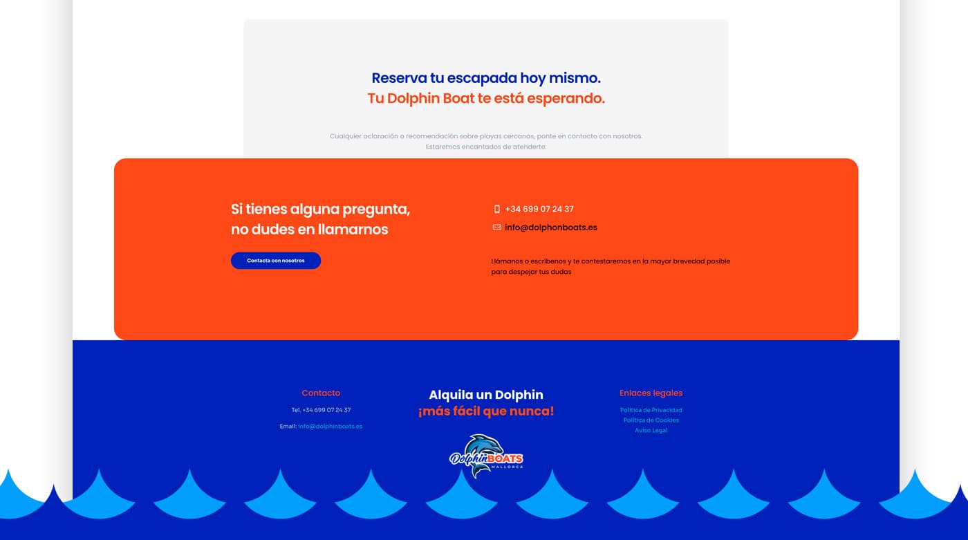 Peu de pàgina de la web amb dades de contacte i enllaços legals sobre fons blau amb onades