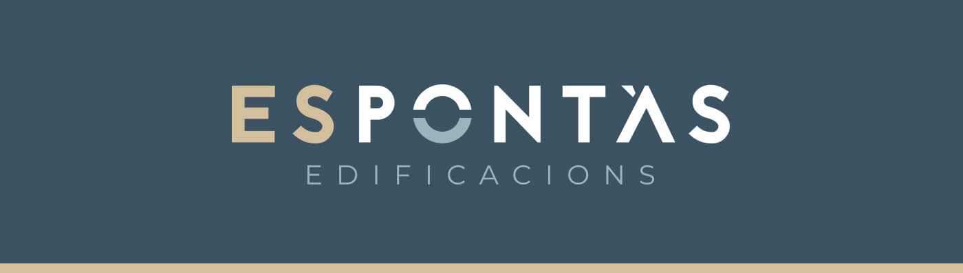 Logotip d'Es Pontàs en blanc i daurat sobre fons blau grisenc