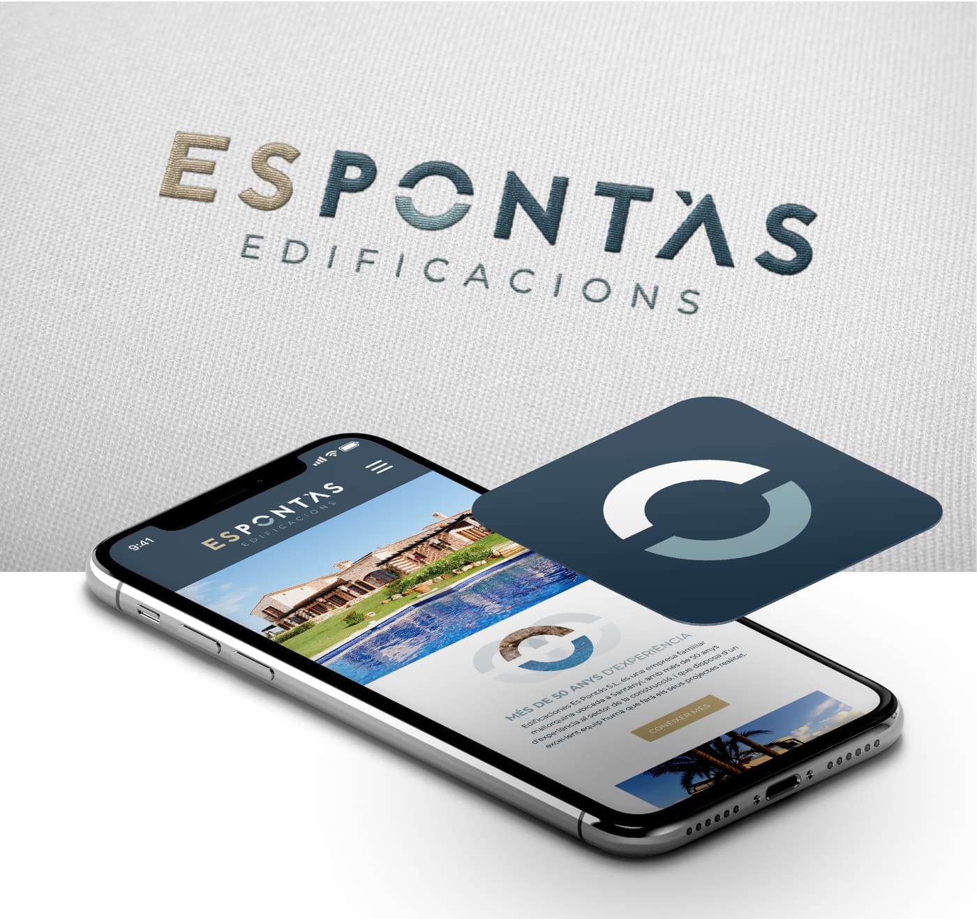 Mockup del lloc web d'Es Pontàs en un smartphone al costat de l'isotip