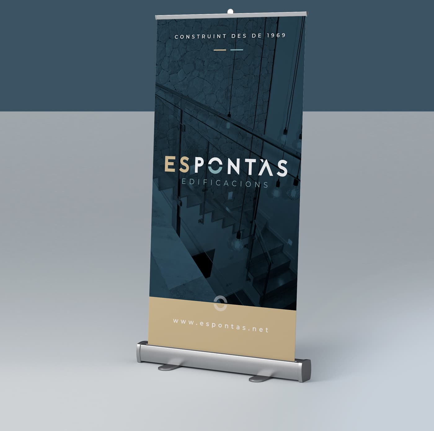 Roll-up publicitari d'Es Pontàs amb fotografia d'una escala interior