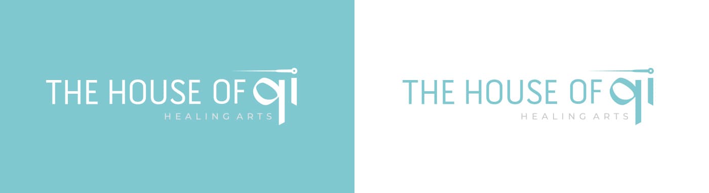 Comparativa del logotip The House of Qi sobre fons turquesa i fons blanc