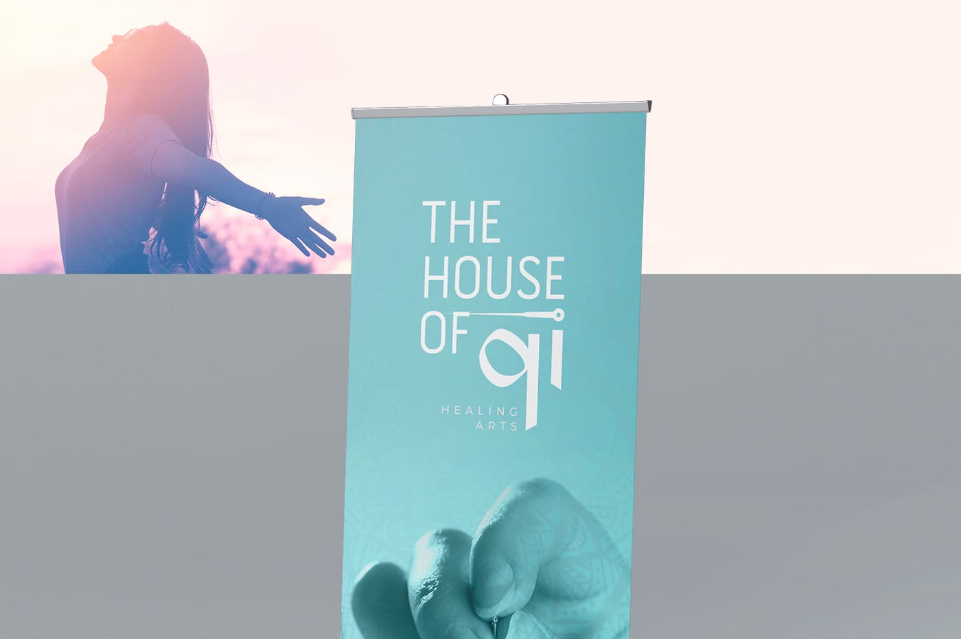 Maqueta de roll-up publicitari turquesa amb el logotip i una silueta femenina