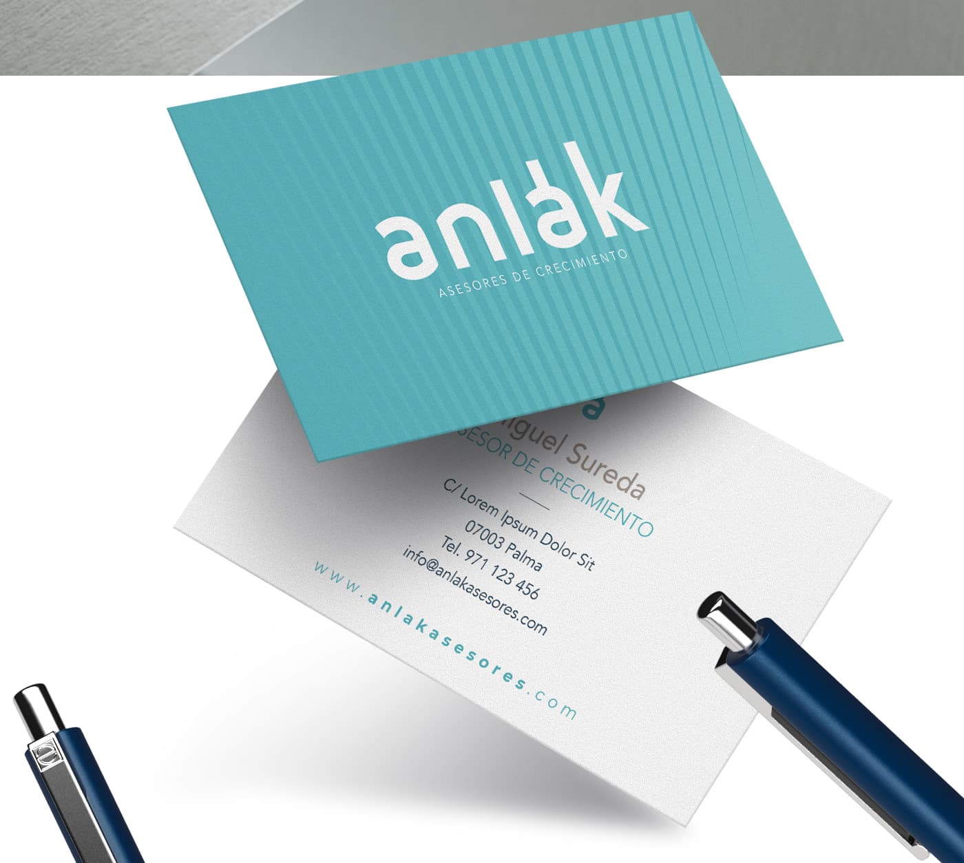 Tarjetas de visita de Anlak con datos de contacto y bolígrafos