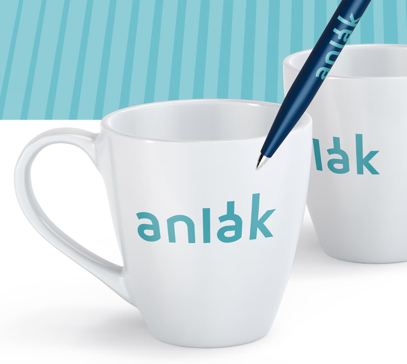 Tazas blancas con el logotipo de Anlak y un bolígrafo de marca