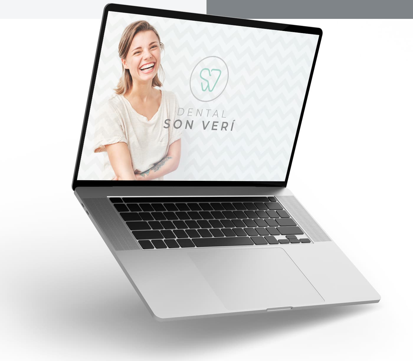 Web de Dental Son Verí en un portátil con foto de paciente sonriente