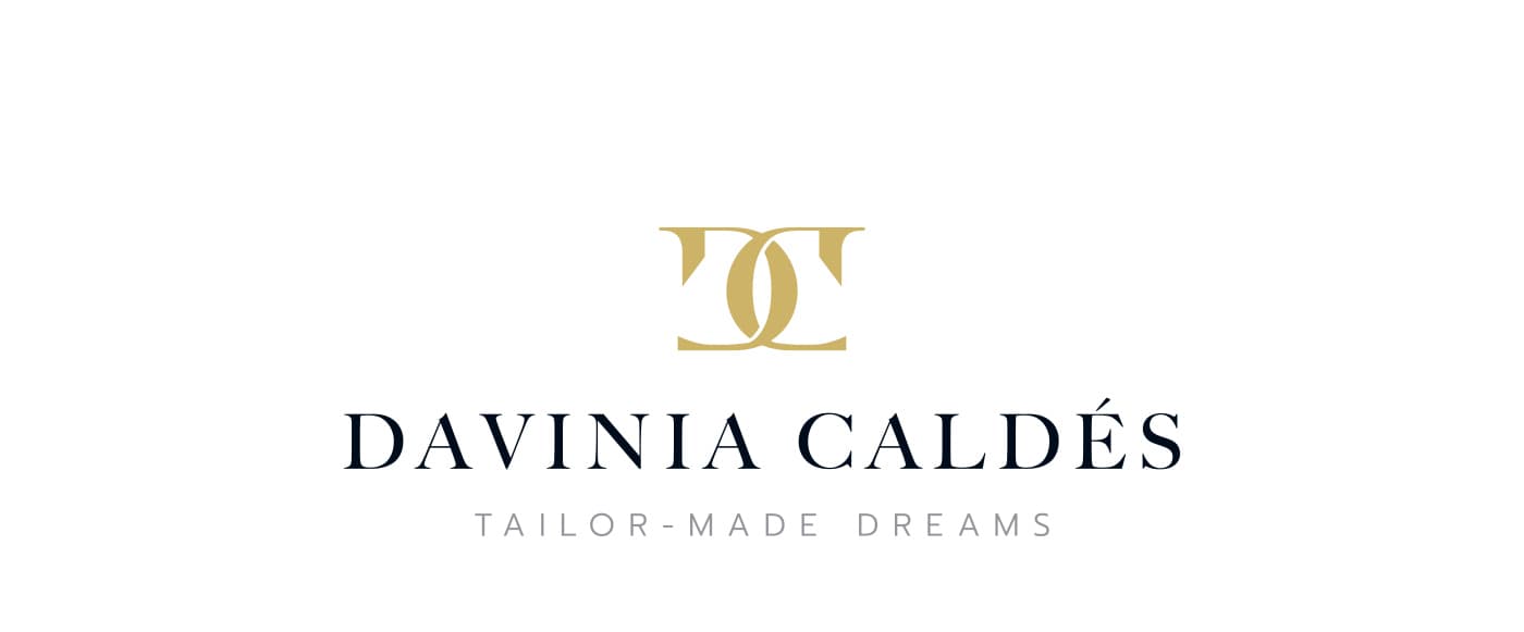 Logotipo de Davinia Caldés con monograma dorado sobre fondo blanco