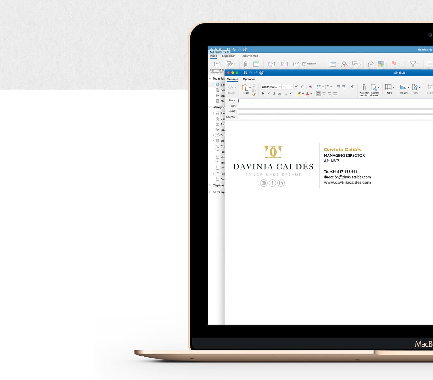 Firma de email corporativa de Davinia Caldés en un MacBook dorado