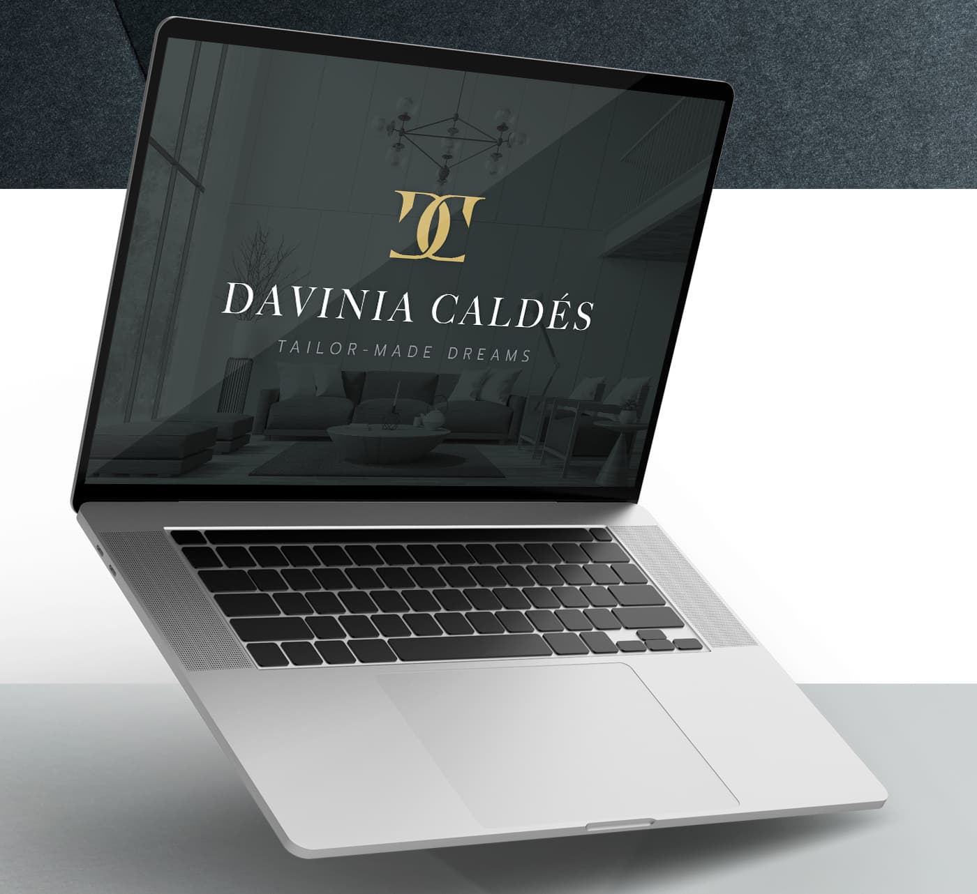 Logotipo de Davinia Caldés en la pantalla de un portátil sobre salón de lujo