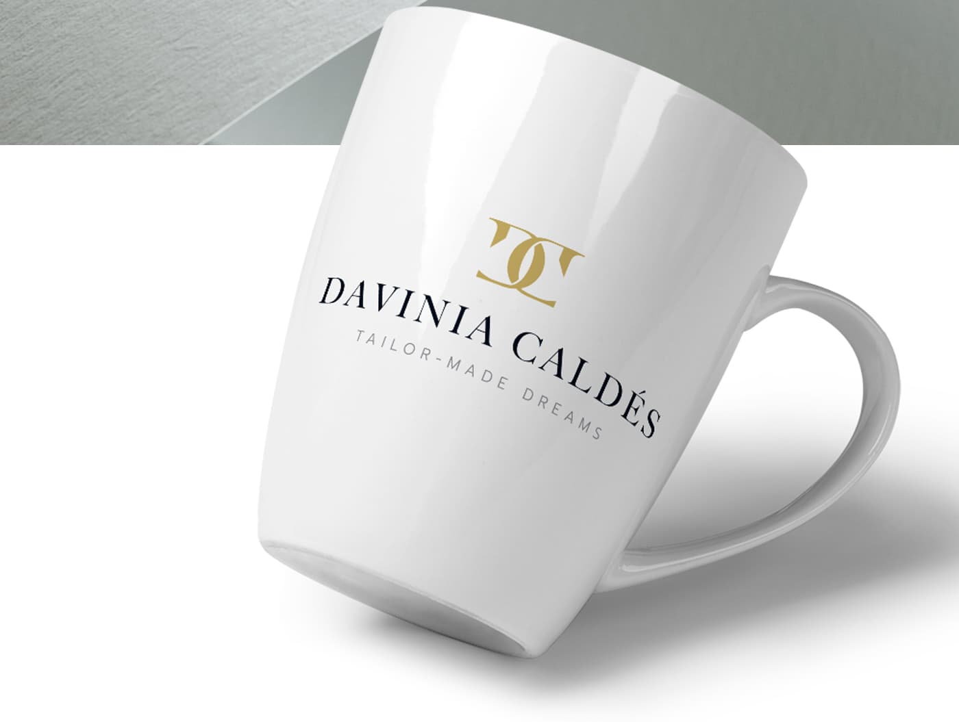 Taza de cerámica blanca con el logotipo de Davinia Caldés