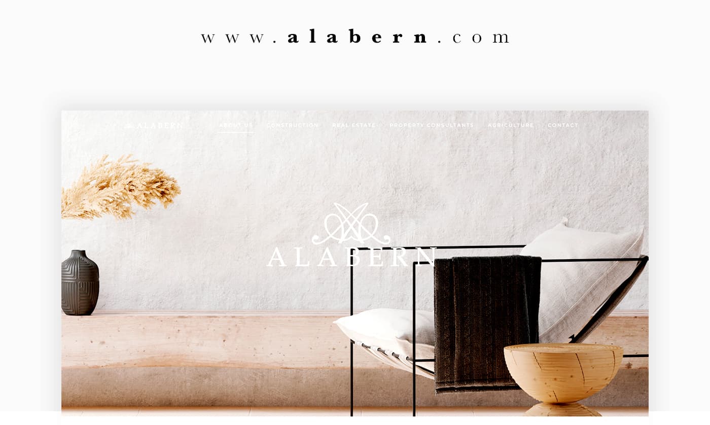 Mockup de la home d'Alabern amb logotip sobre foto d'interior amb gerro