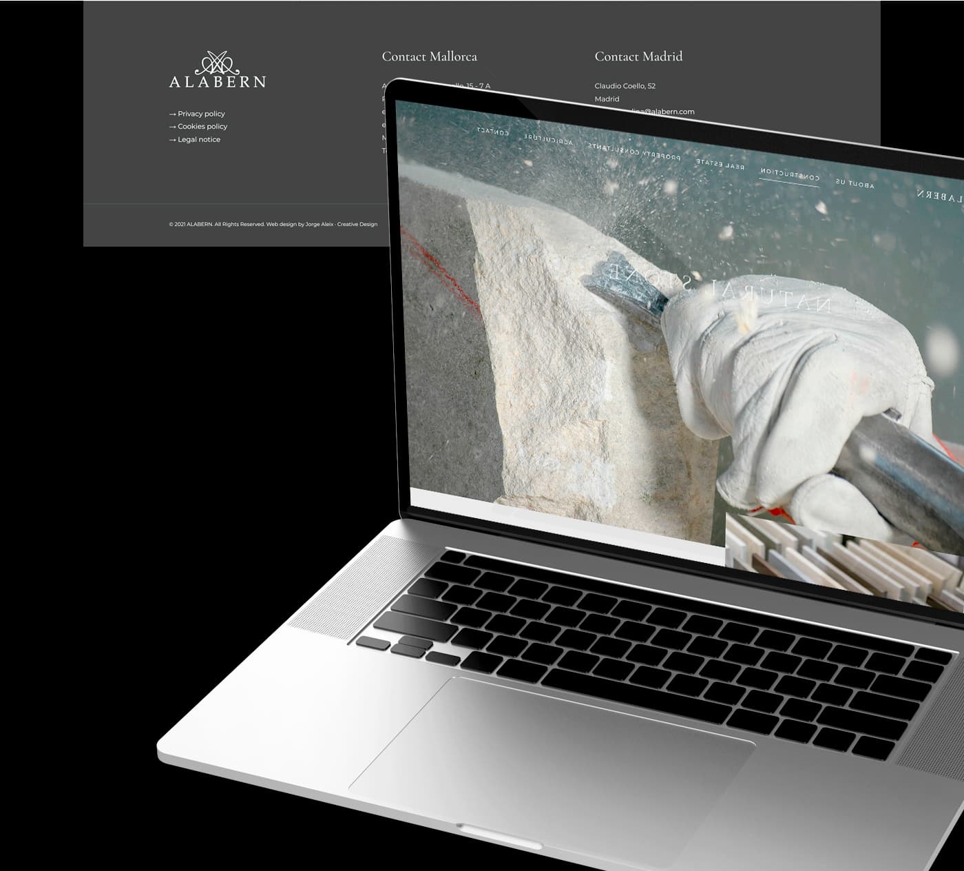 Mockup de portàtil amb la web d'Alabern i la secció de pedra natural