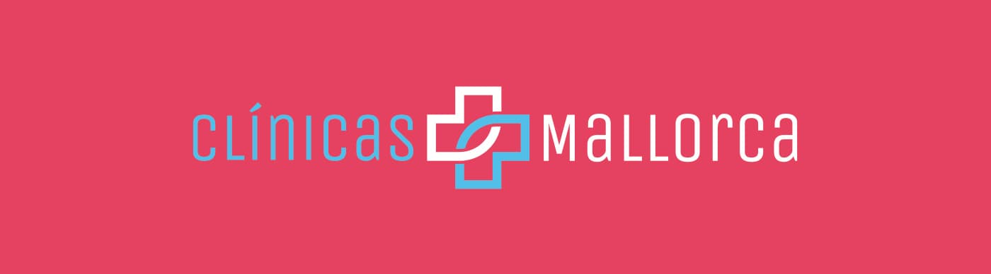 Logotipo de Clínicas Mallorca en blanco y azul sobre fondo coral