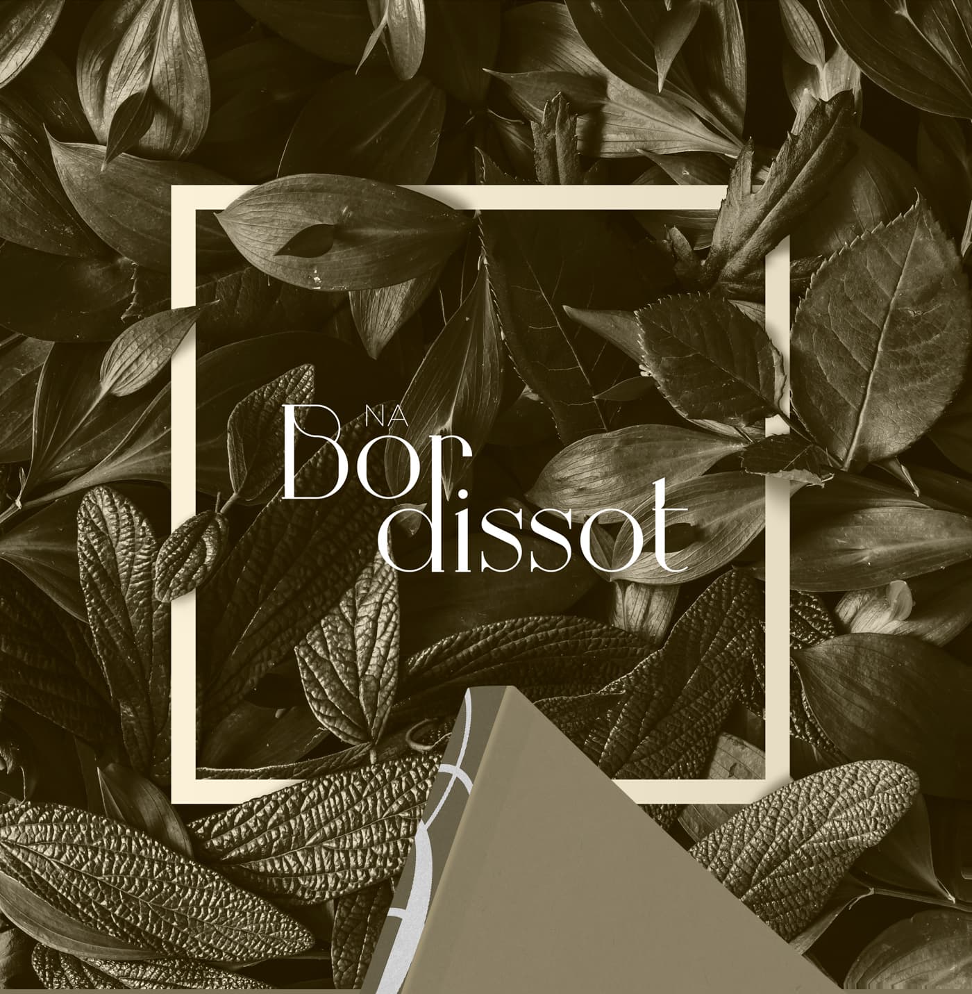 Logotipo de Na Bordissot enmarcado sobre un fondo de hojas oscuras