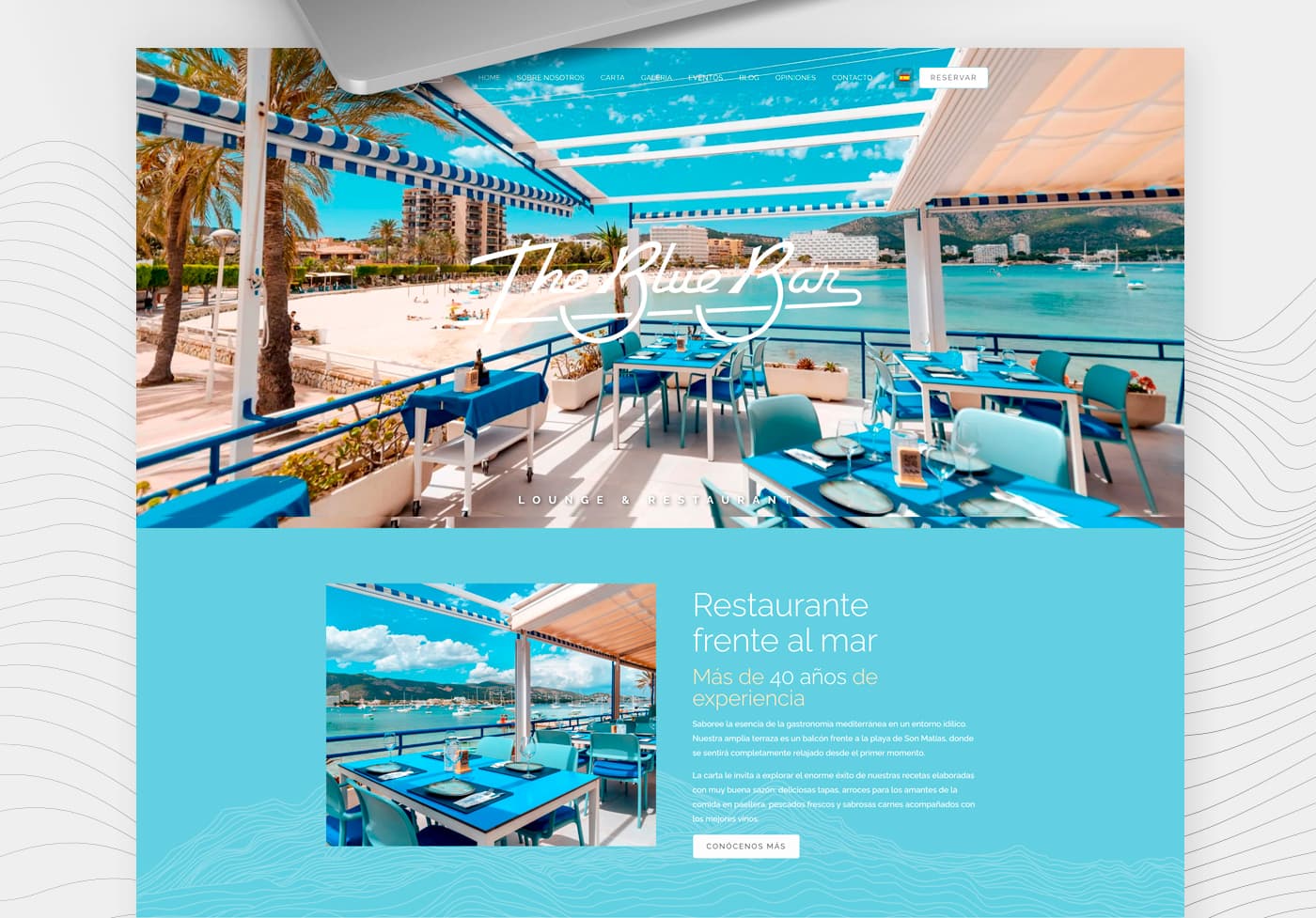Página de inicio de la web con fotografía de la terraza frente a la playa