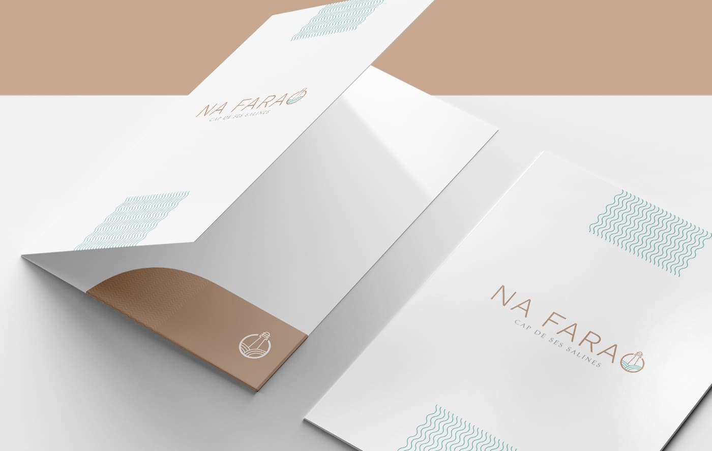 Carpeta corporativa abierta y cerrada en blanco con detalles en beige y turquesa