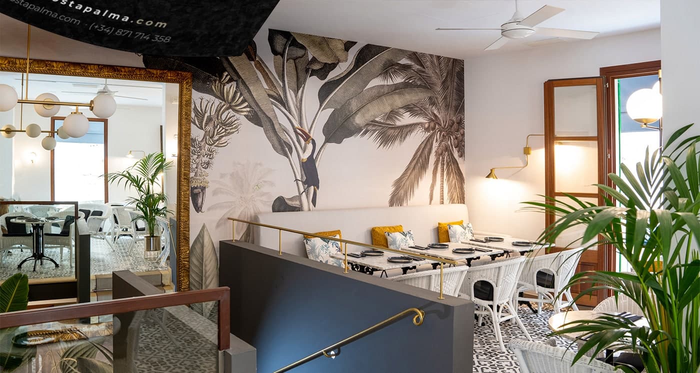 Interior del restaurante Sa Costa, con el mural tropical de la sala