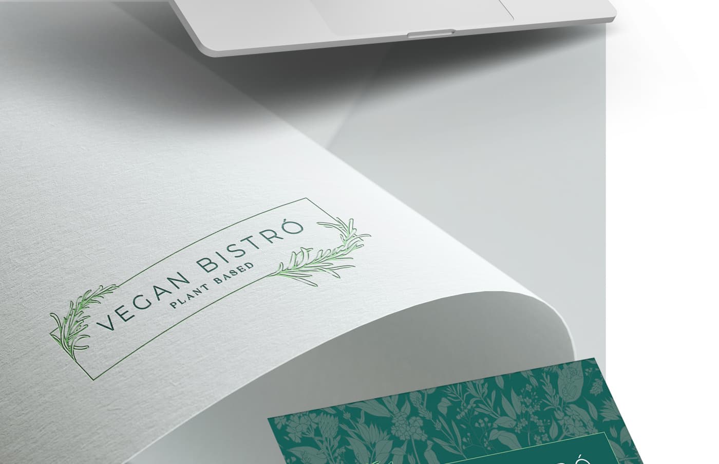 Mockup del logotipo grabado en relieve sobre una hoja de papel curvada