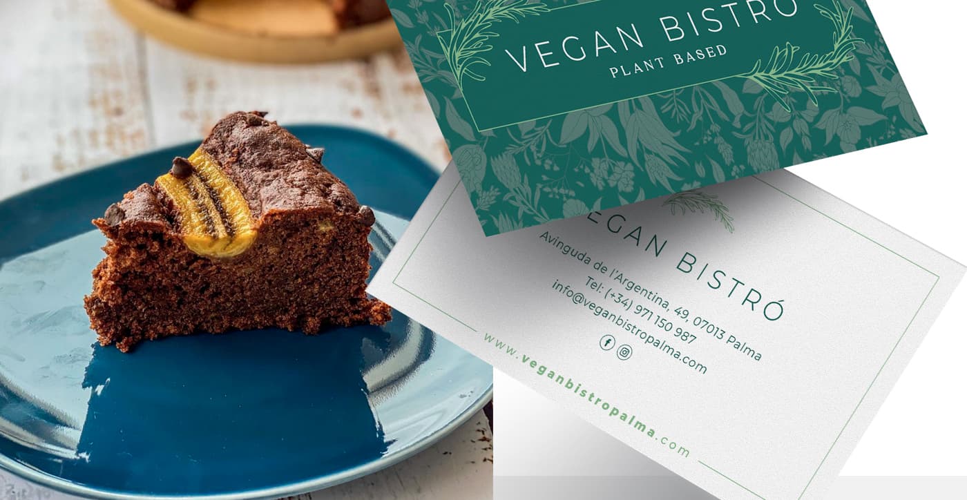 Tarjetas de visita con estampado floral verde junto a un trozo de bizcocho de plátano