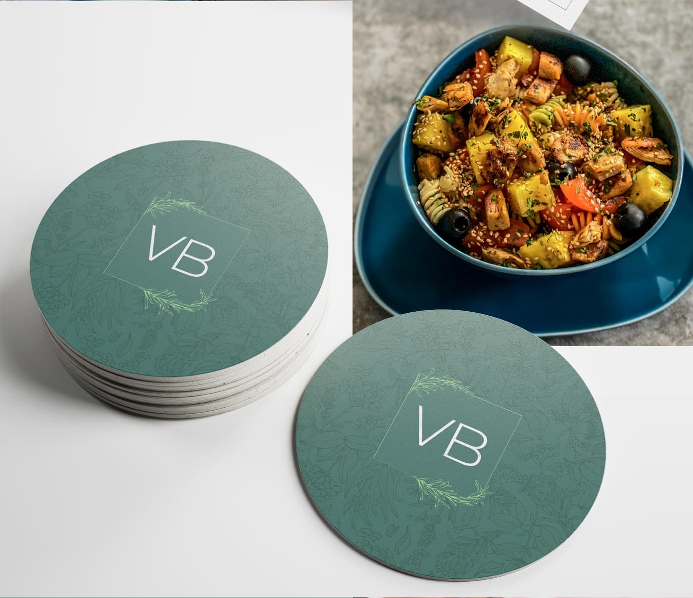 Posavasos redondos con el monograma VB junto a un bol de pasta con verduras