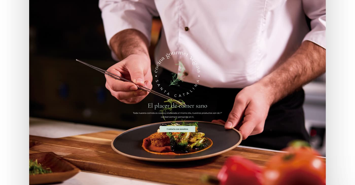 Fotografía de un chef emplatando superpuesta a la portada de la web de Vegan Bistró
