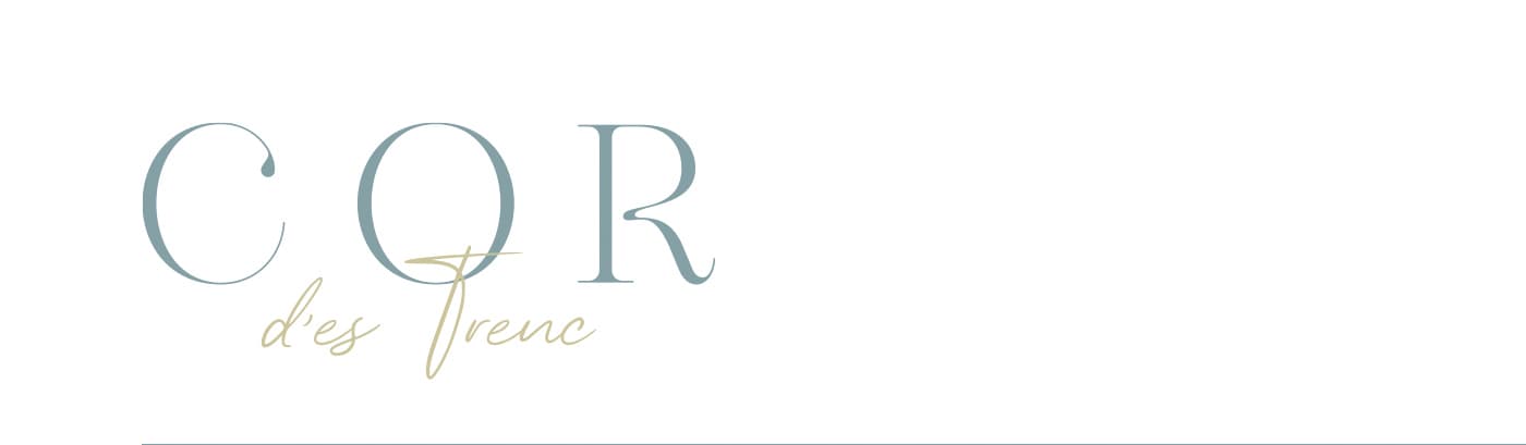 Logotipo Cor d'es Trenc en tipografía serif azul con caligrafía dorada