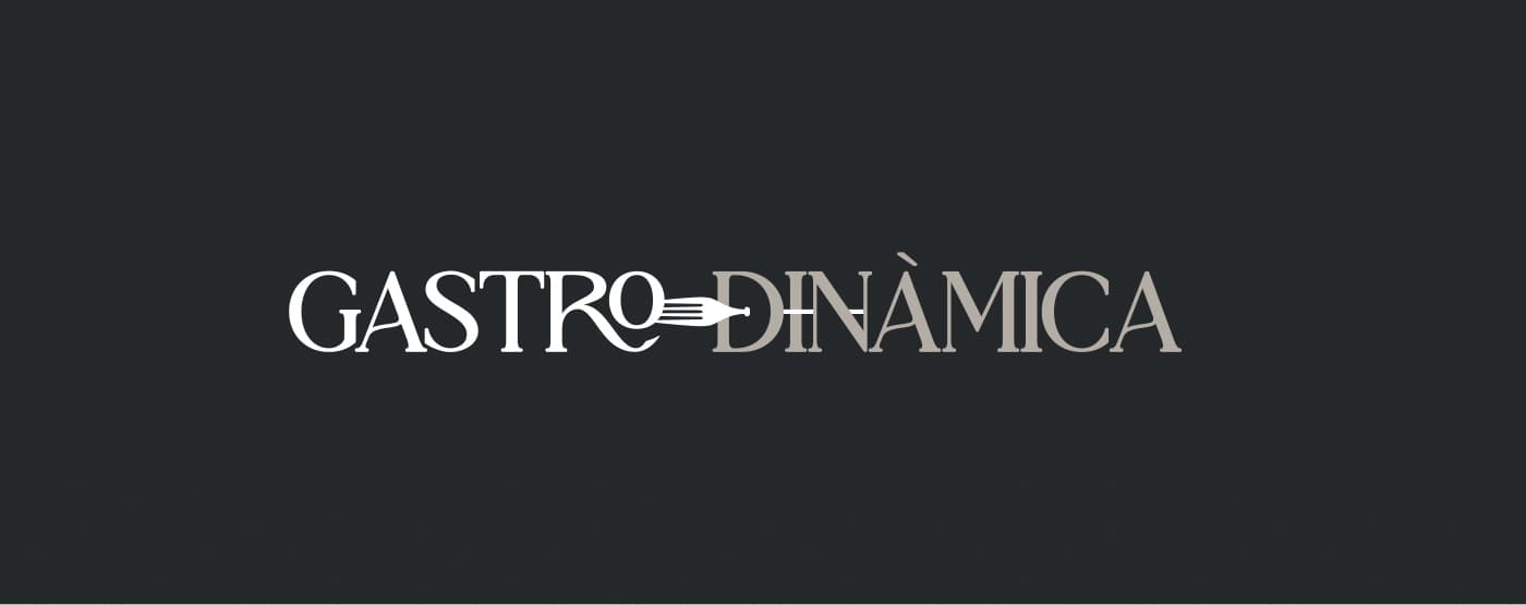 Logotip de Gastrodinàmica en blanc i beix amb una forquilla integrada a la lletra O