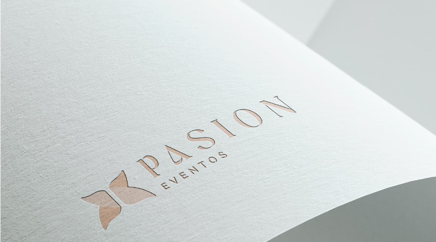 Logotipo de Pasión Eventos en relieve sobre papel