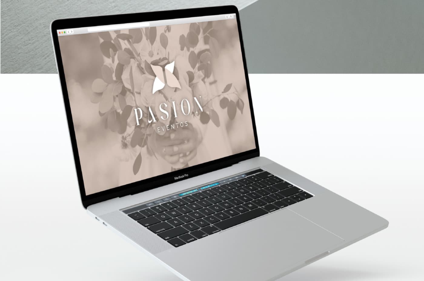 Mockup de portátil con la web de Pasión Eventos sobre una fotografía floral