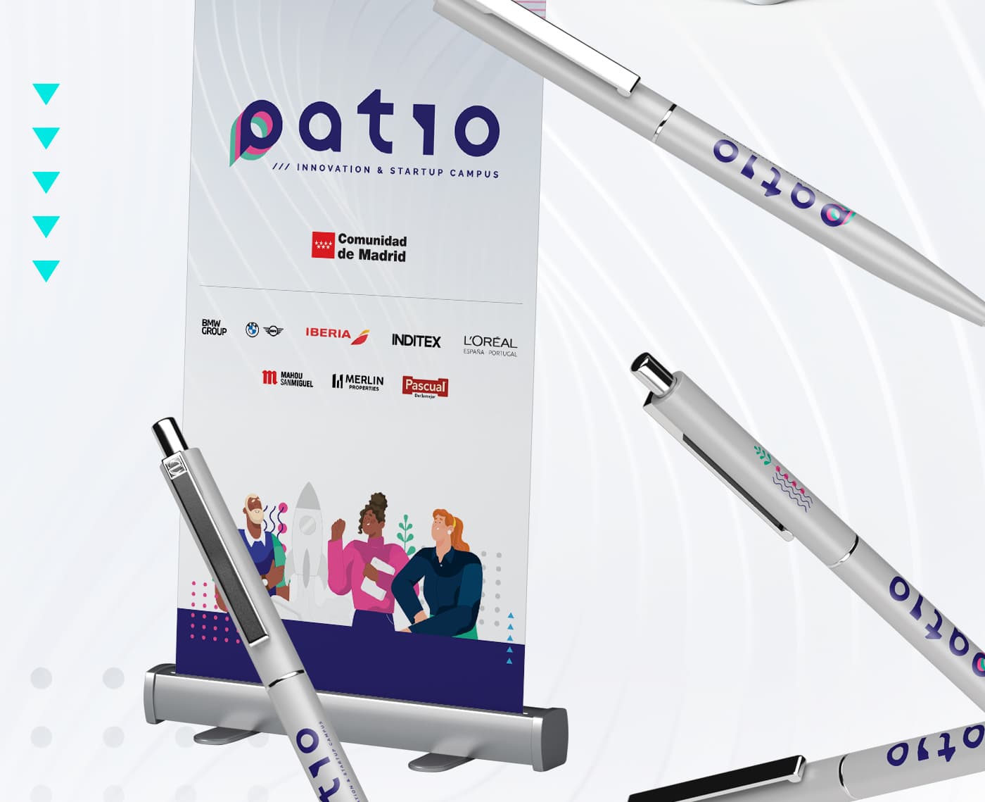 Roll-up with the logo, sponsoring companies and Patio promotional pens