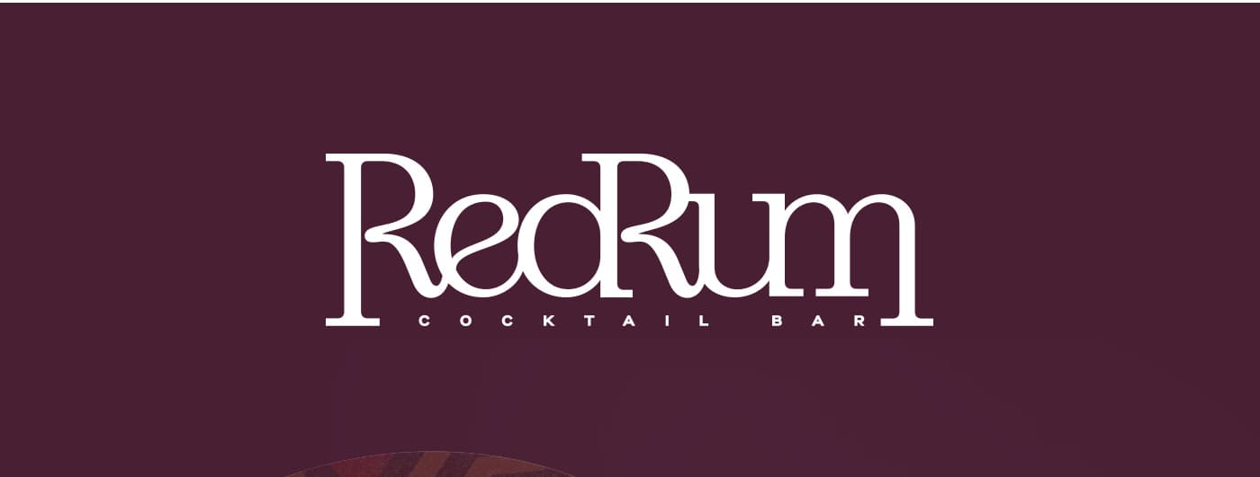 Logotipo de Redrum en blanco sobre fondo burdeos oscuro