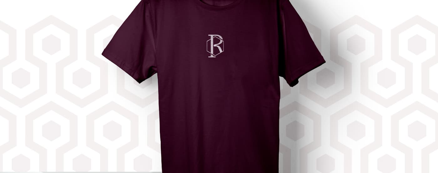 Camiseta burdeos con el isotipo hexagonal bordado en el pecho