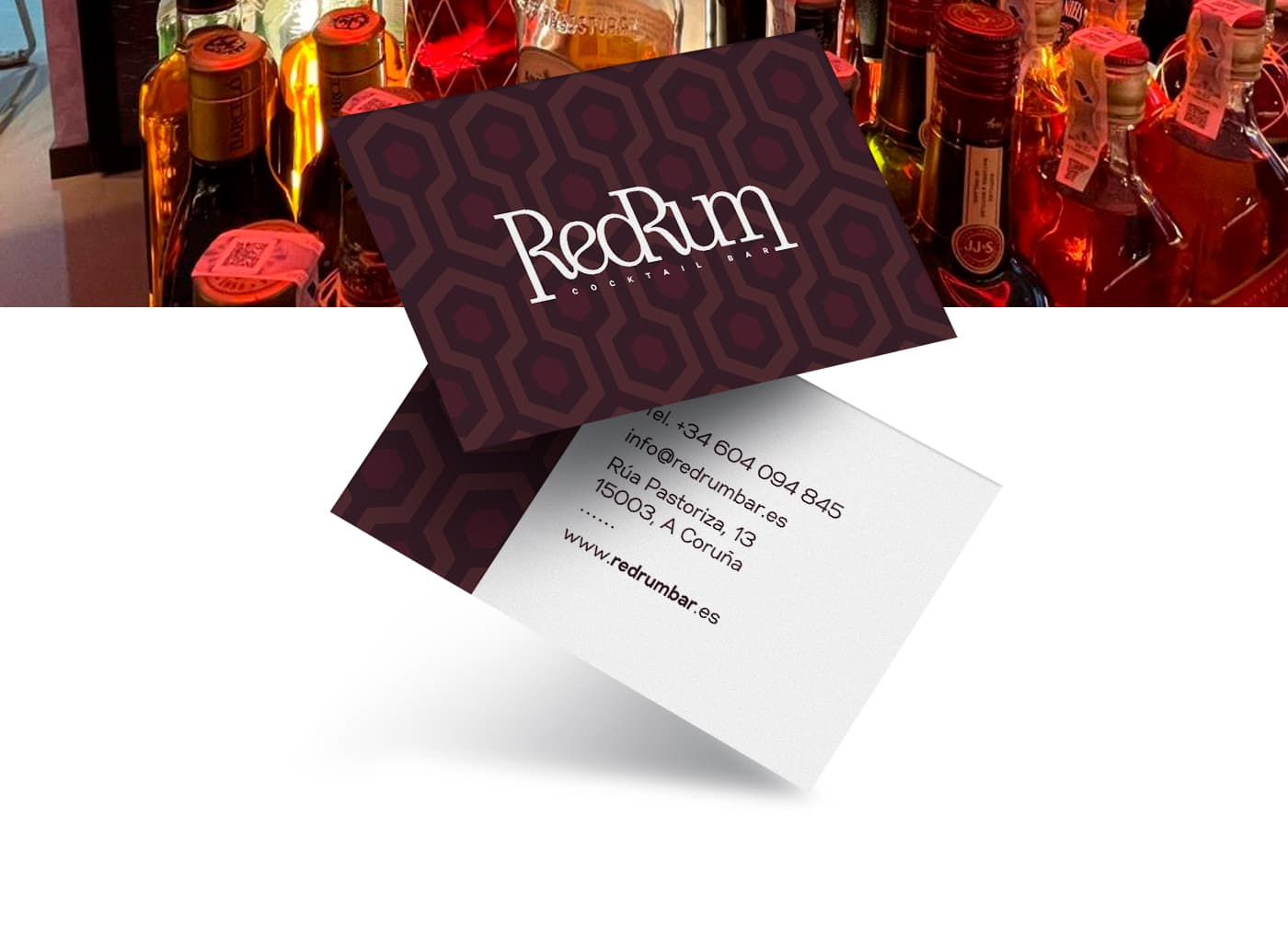Tarjetas de visita con el patrón hexagonal burdeos sobre fondo de botellas de licor