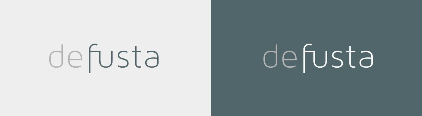 Logotipo de Defusta en gris y azul grisáceo sobre fondo claro y sobre fondo oscuro