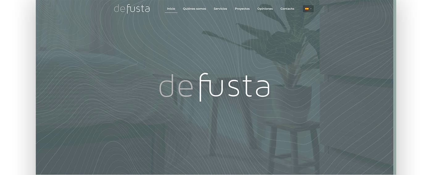 Web de Defusta en un portátil con el logotipo sobre foto de salón con planta