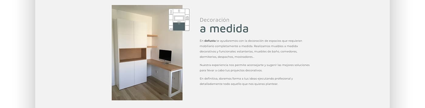 Despacho a medida con estanterías blancas y escritorio de madera integrado