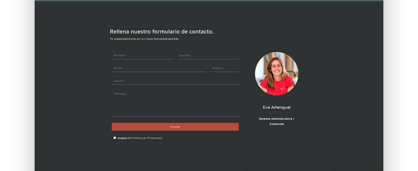 Formulario de contacto de la web junto a la foto de la gerente administrativa