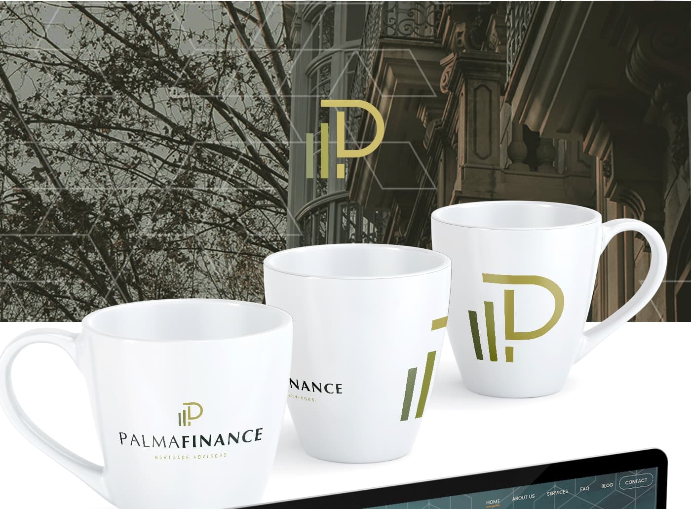 Tazas blancas con el logotipo sobre un fondo urbano en tonos verdes
