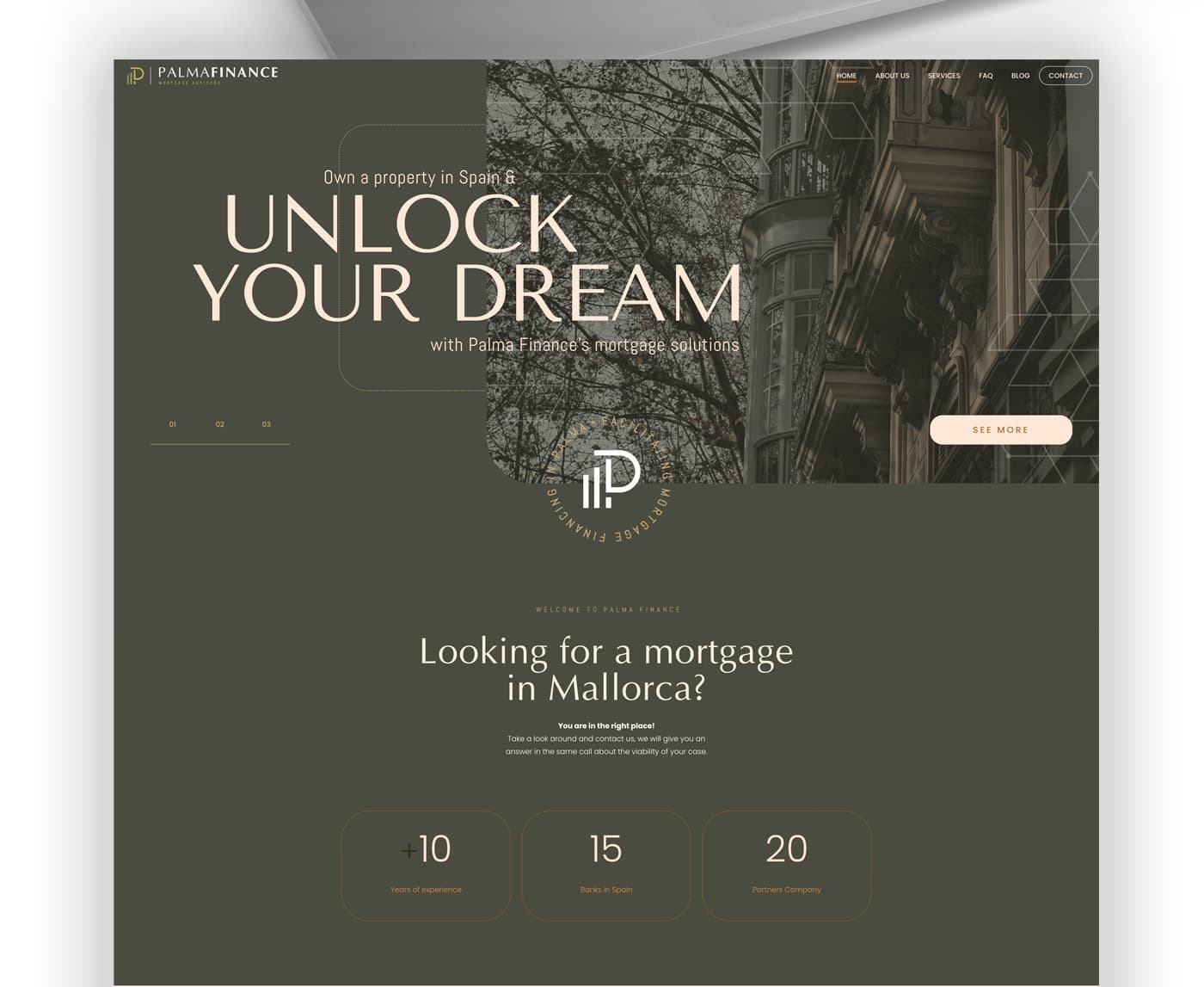Página de inicio de la web con el titular Unlock Your Dream y cifras de la empresa