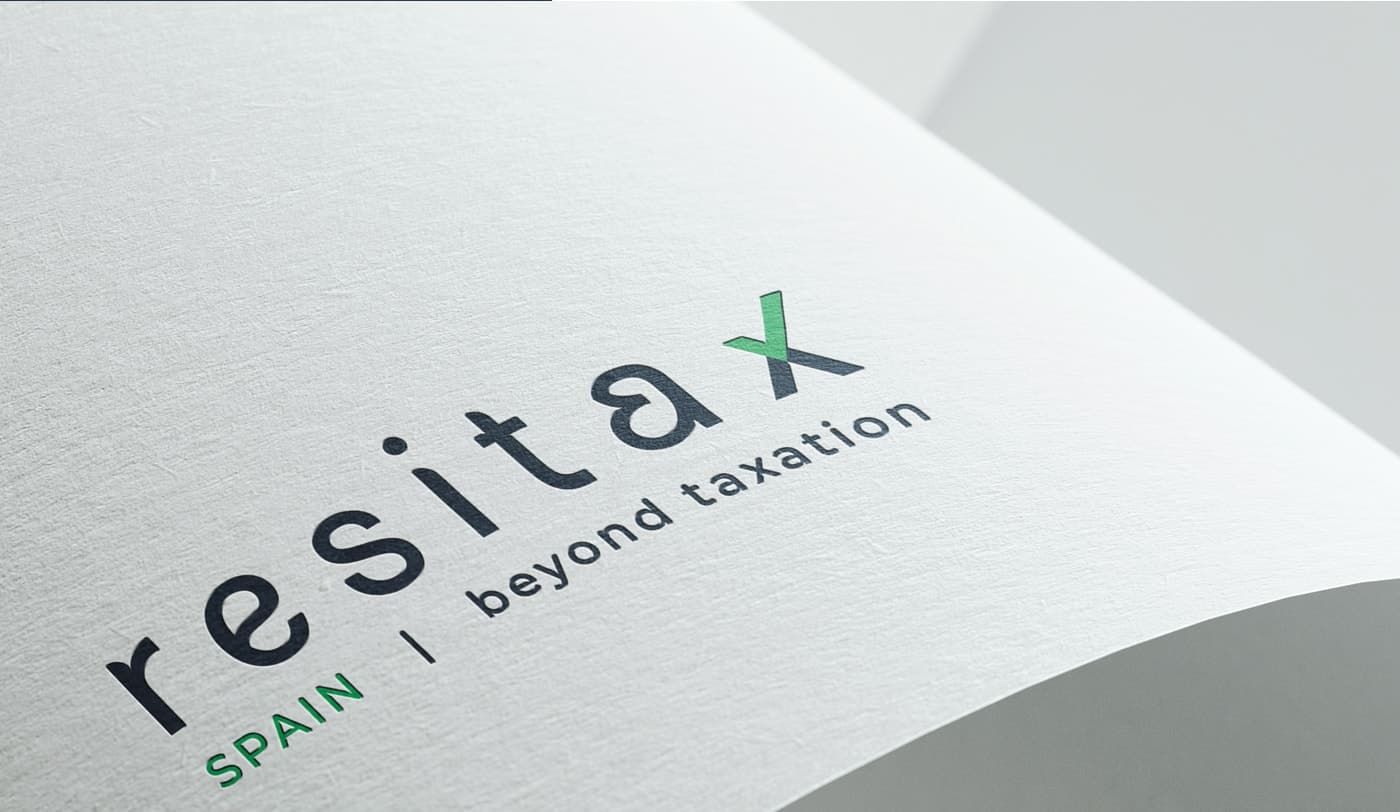 Detall del logotip Resitax estampat en relleu sobre paper texturitzat