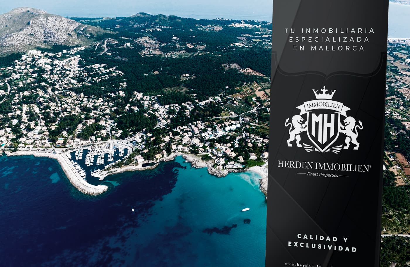 Roll-up de Herden Immobilien sobre foto aérea de la costa y el puerto de Mallorca