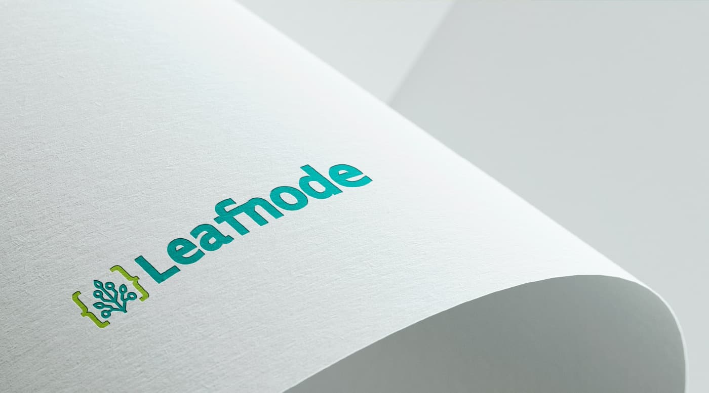 Maqueta del logotip Leafnode gravat en relleu sobre paper texturitzat blanc