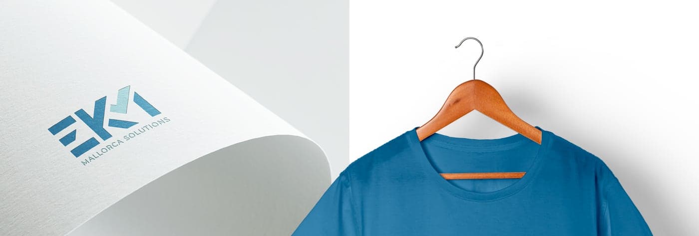 Logotipo de EKM Mallorca Solutions en azul grabado en papel junto a una camiseta azul en percha