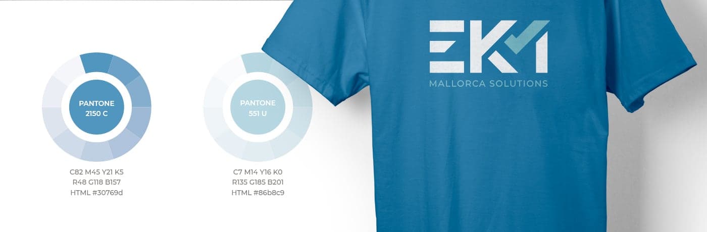 Ruedas cromáticas con los tonos de azul Pantone de EKM Mallorca junto a una camiseta corporativa