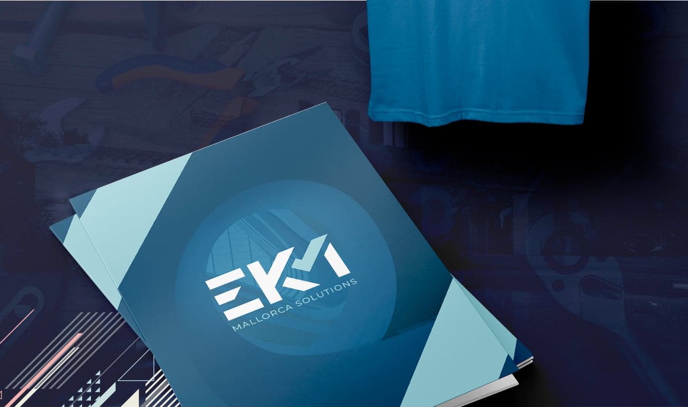 Dossier corporativo de EKM Mallorca Solutions en azul con el logotipo y el check integrado