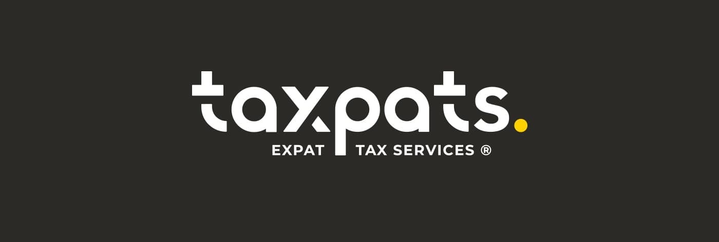 Logotip Taxpats en blanc sobre fons negre