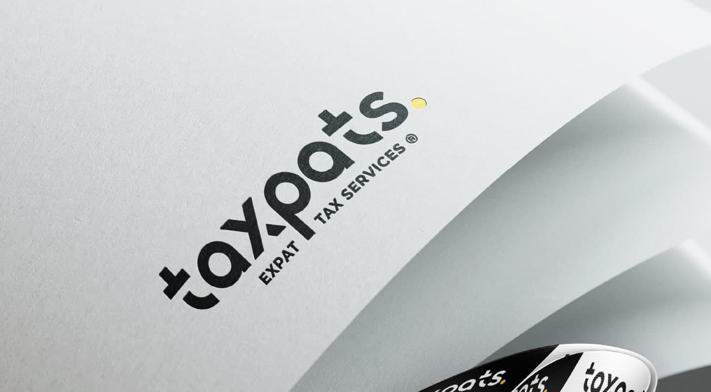Detall del logotip en relleu sobre paper corbat