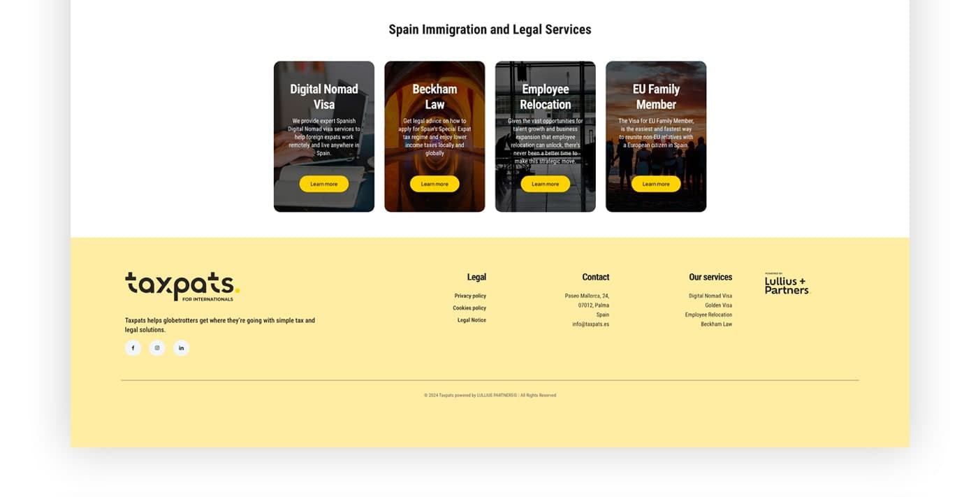 Targetes de serveis d'immigració com Digital Nomad Visa i Beckham Law sobre fotografies fosques