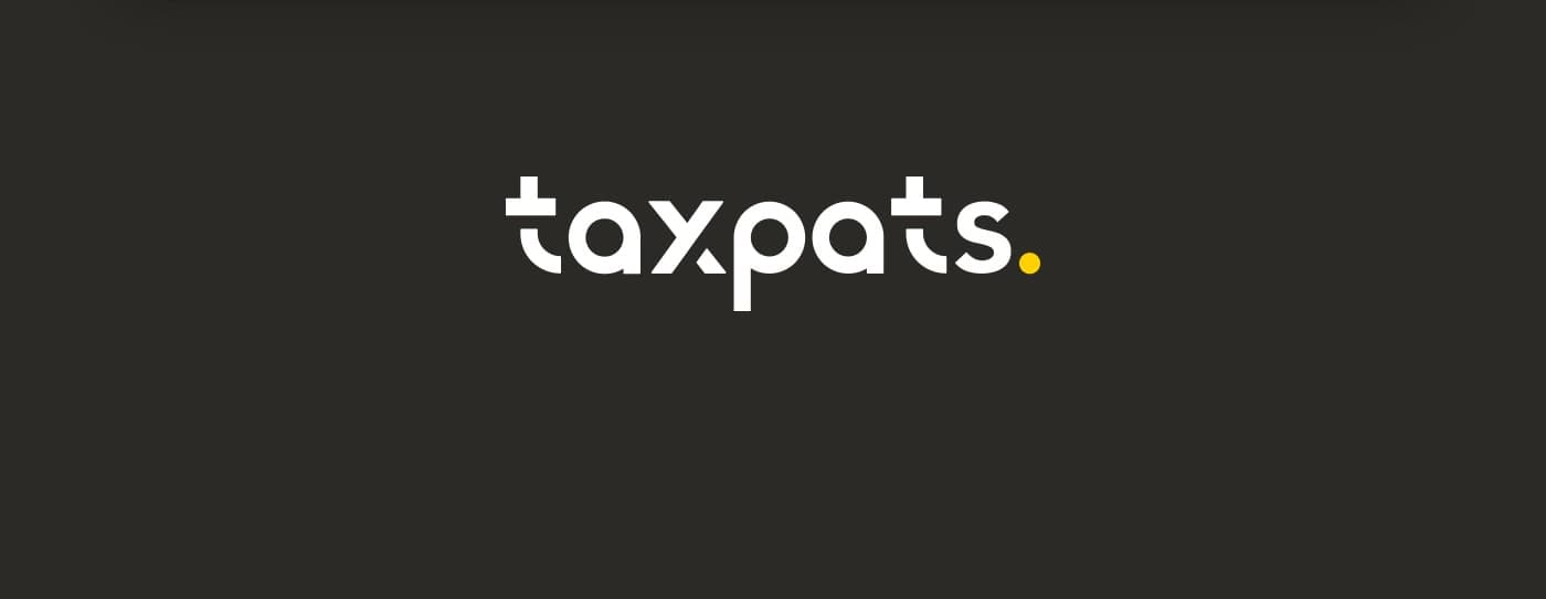 Logotip Taxpats en blanc sobre fons gris fosc