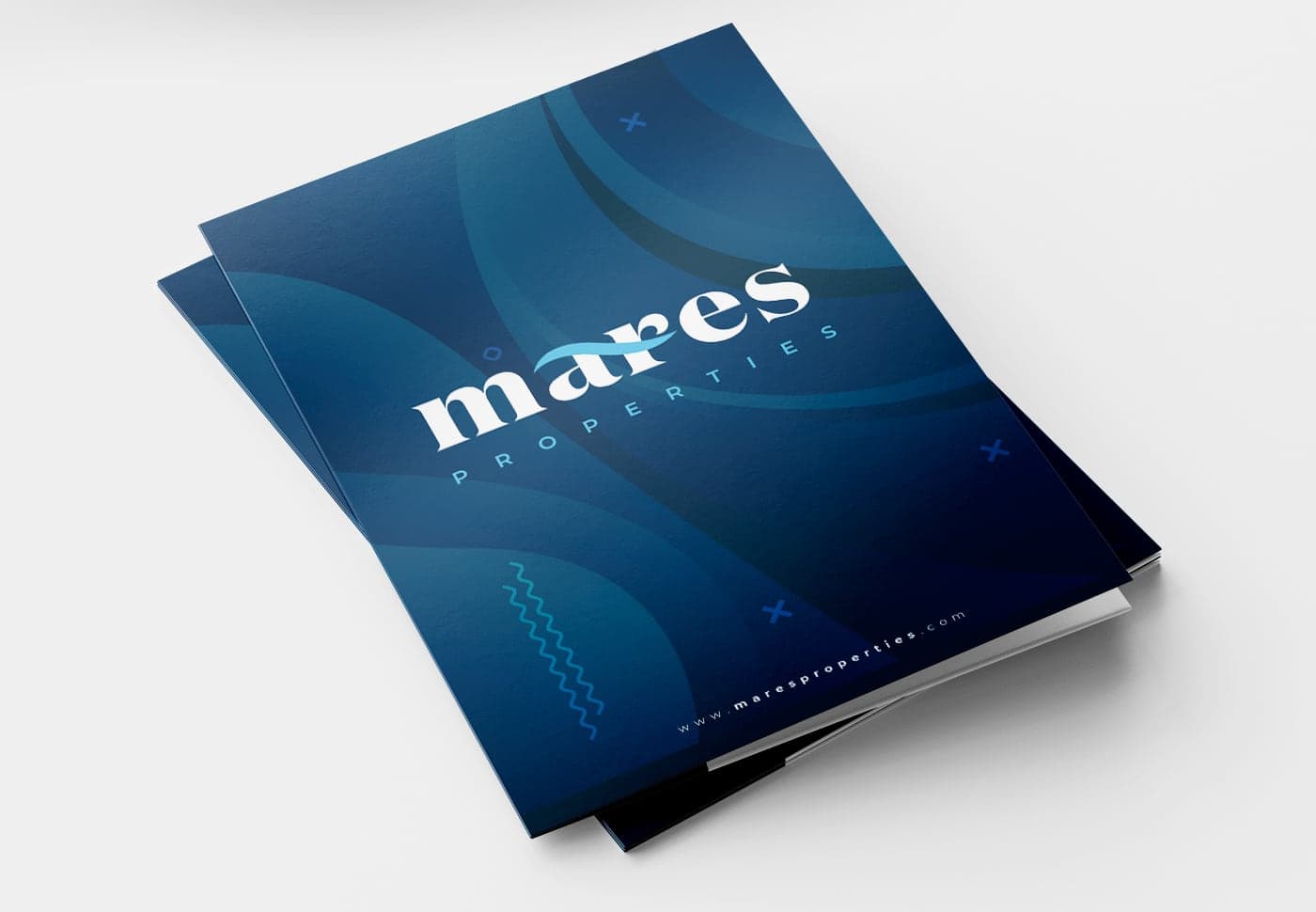 Portada de carpeta corporativa azul marino con olas y el logotipo de Mares Properties
